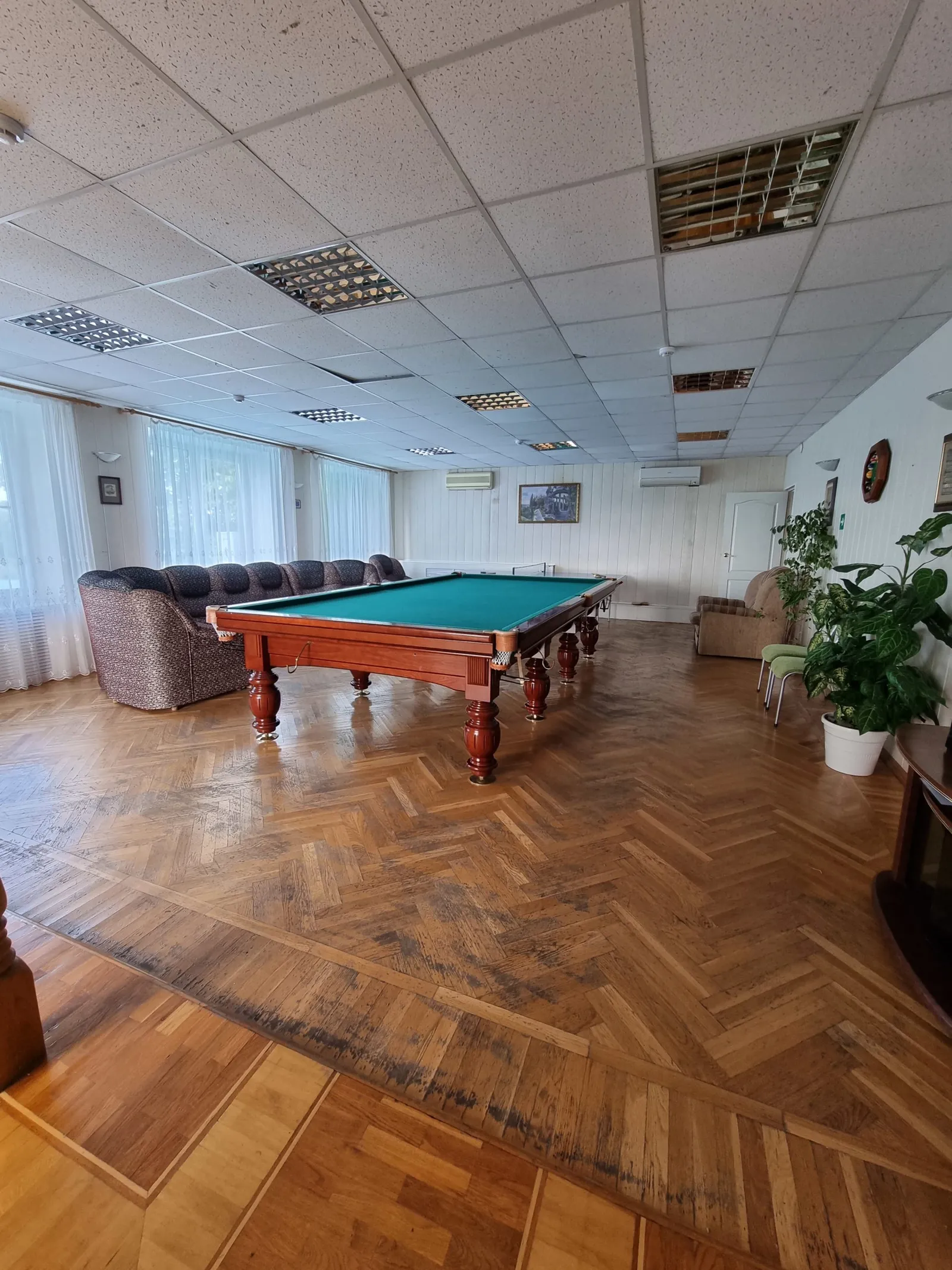 Комната отдыха с бильярдным столом