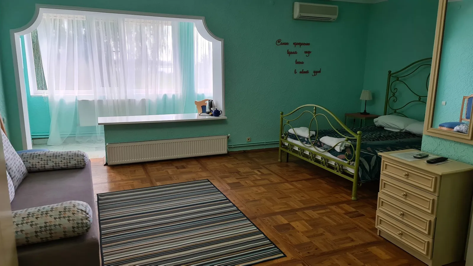 Номер с кроватями и большим окном
